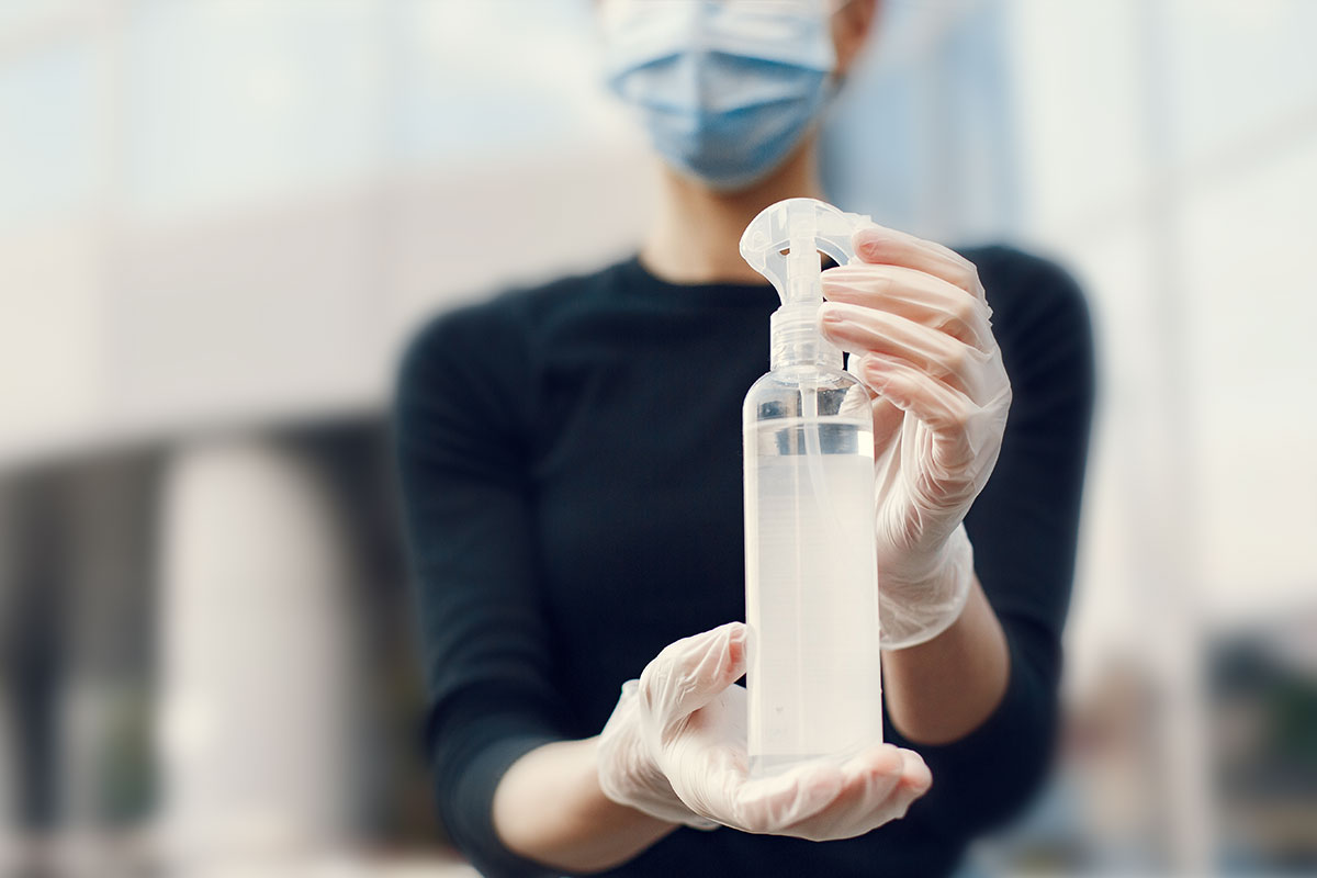 uso de gel antibacterial al ingreso